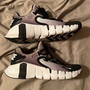 Women’s Nike Metcon Free 4 in EXCELLENT condition! Size 8. Only worn 3 times!